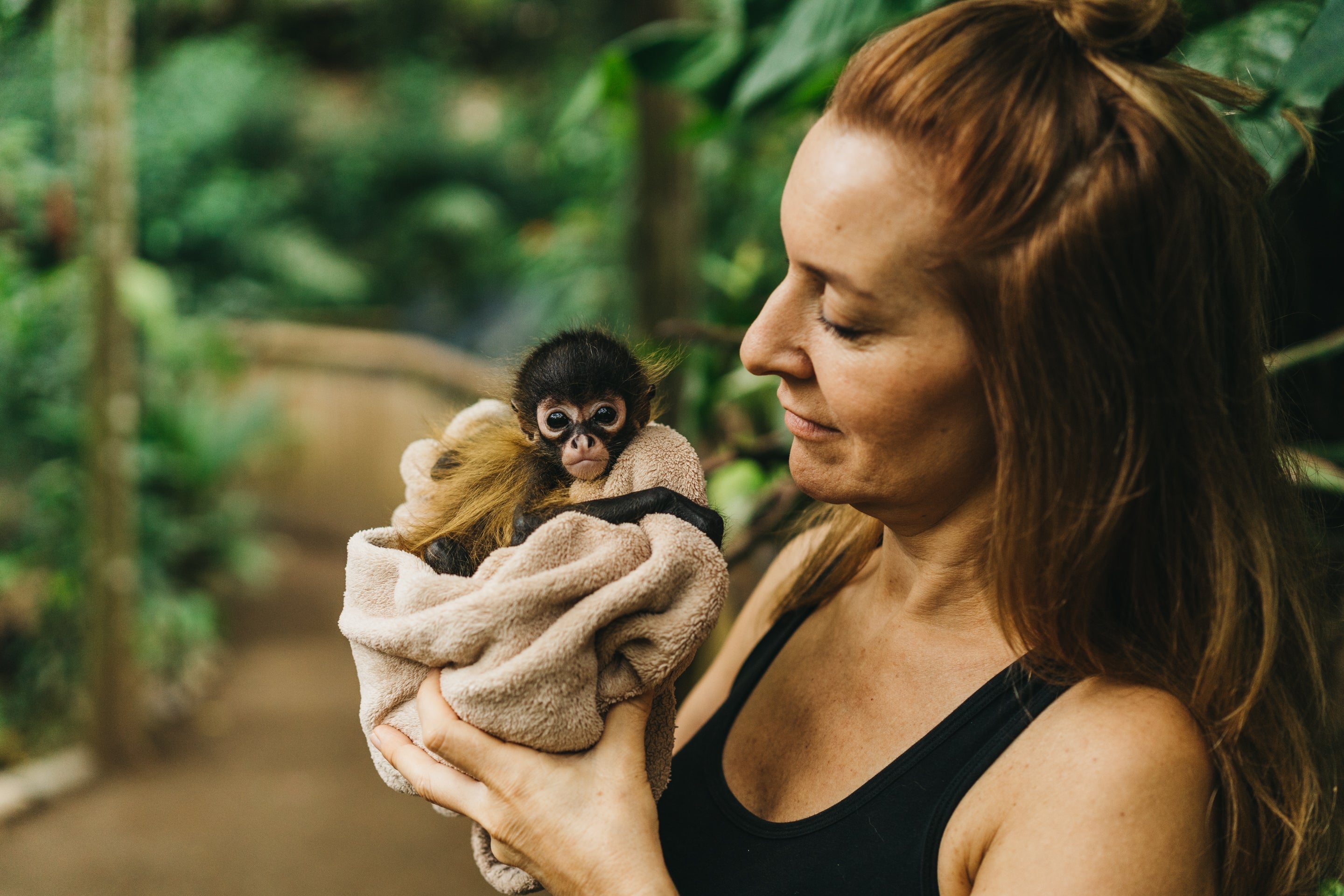 Mujer sosteniendo un mono en Costa Rica