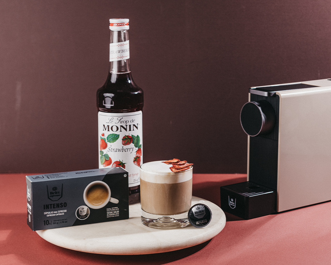 Britt Espresso Strawberry Cold Foam preparado con cápsulas de café Britt Intenso, sirope de fresa y espuma fría.