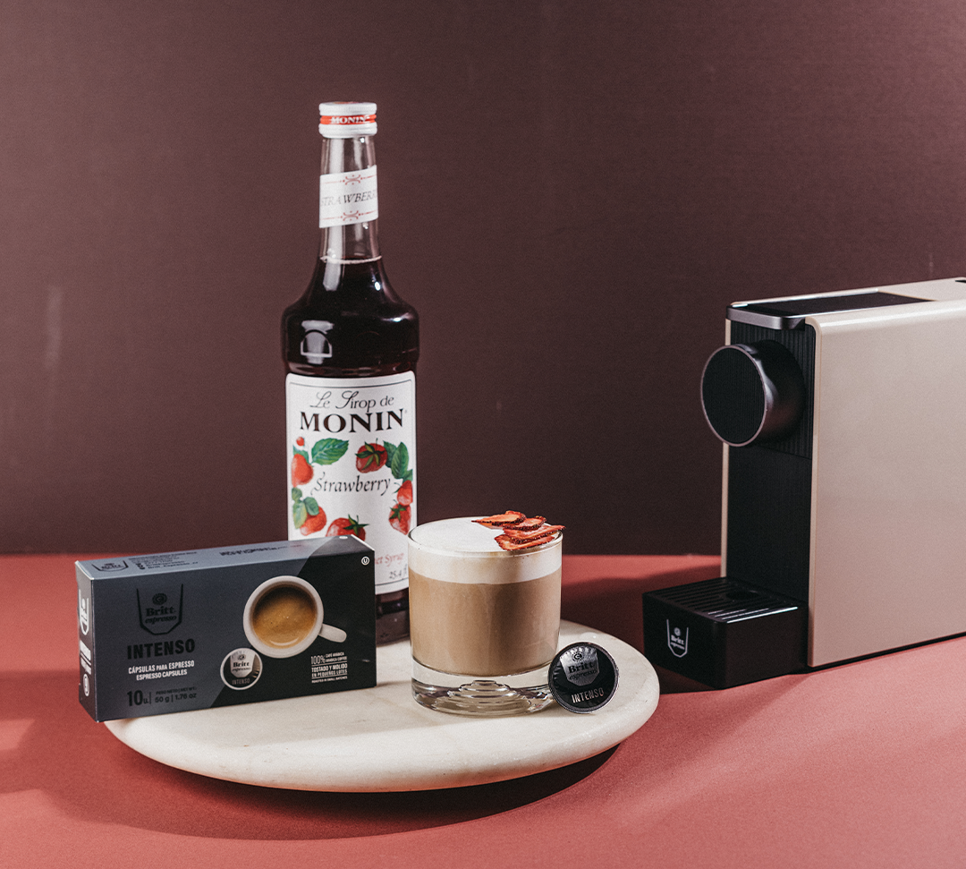 Britt Espresso Strawberry Cold Foam preparado con cápsulas de café Britt Intenso, sirope de fresa y espuma fría.