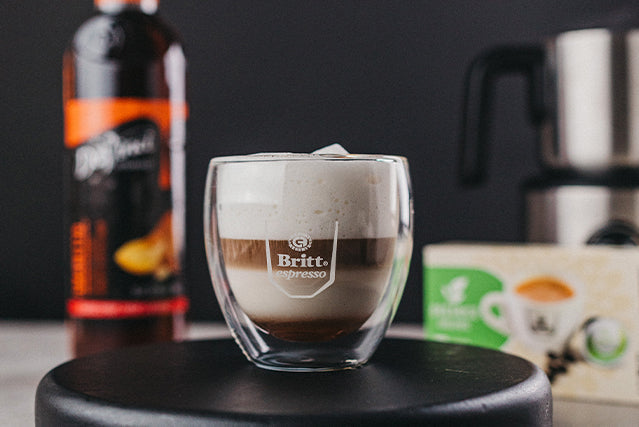 Cappuccino con amaretto preparado con café espresso y cápsulas Café Britt.