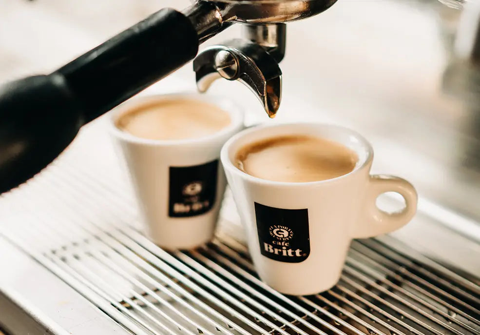 Tazas de café espresso y café americano preparadas con una máquina de espresso.