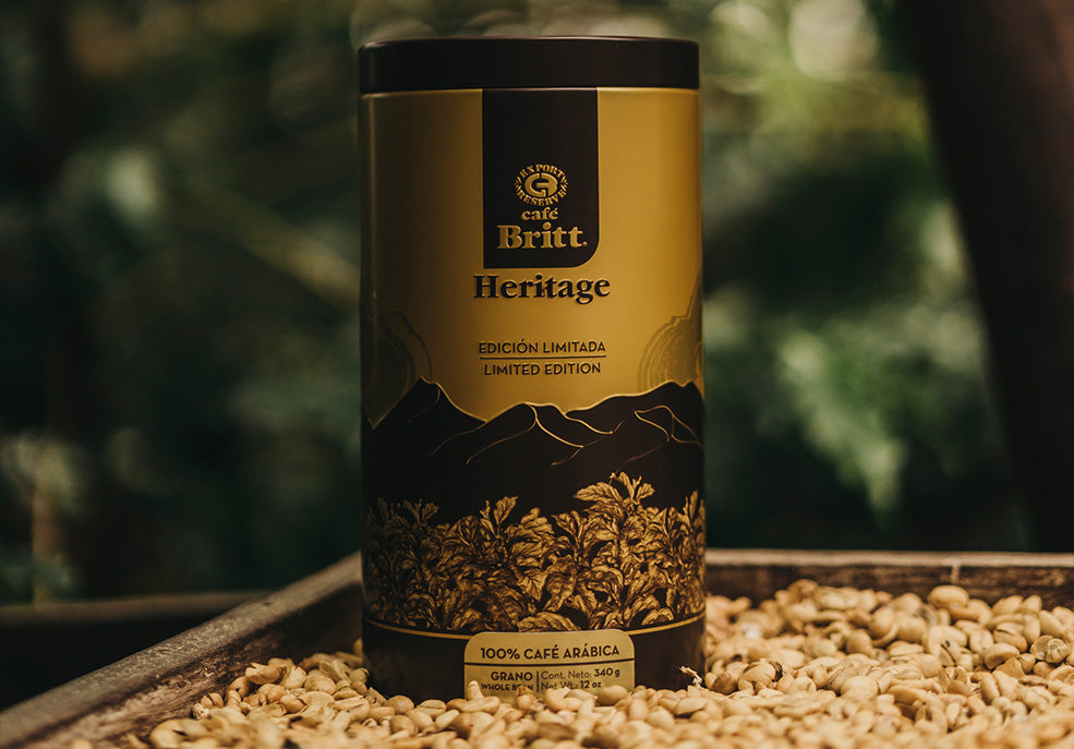 Lata de café heritage en junto a granos de café secos