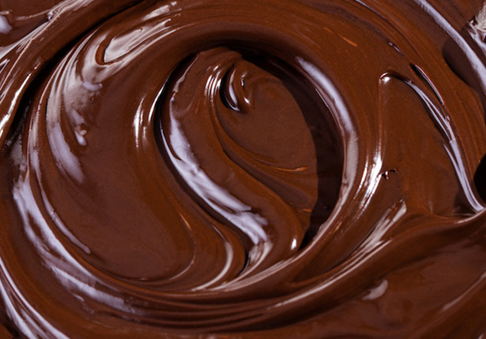 Chocolate derretido con textura cremosa visto de cerca.