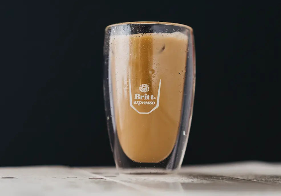 Cappuccino frío servido en vaso alto