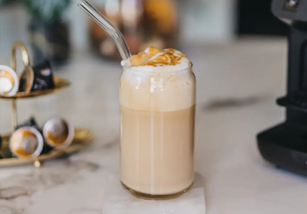 Un caramel Macchiato junto a unas cápsulas de café Britt