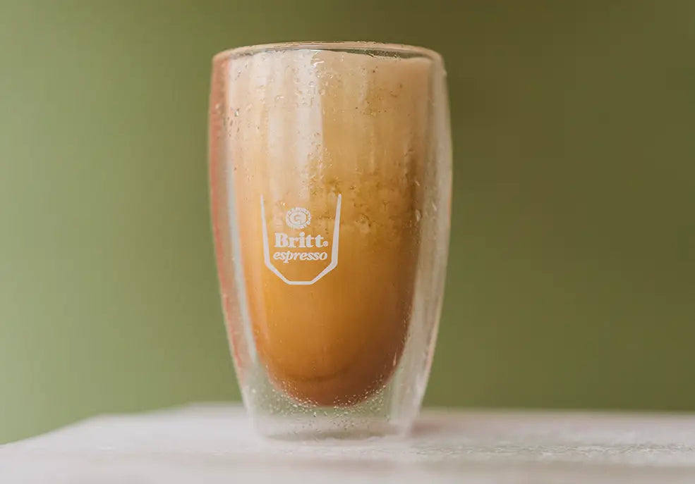 Café frappé cremoso servido en vaso alto