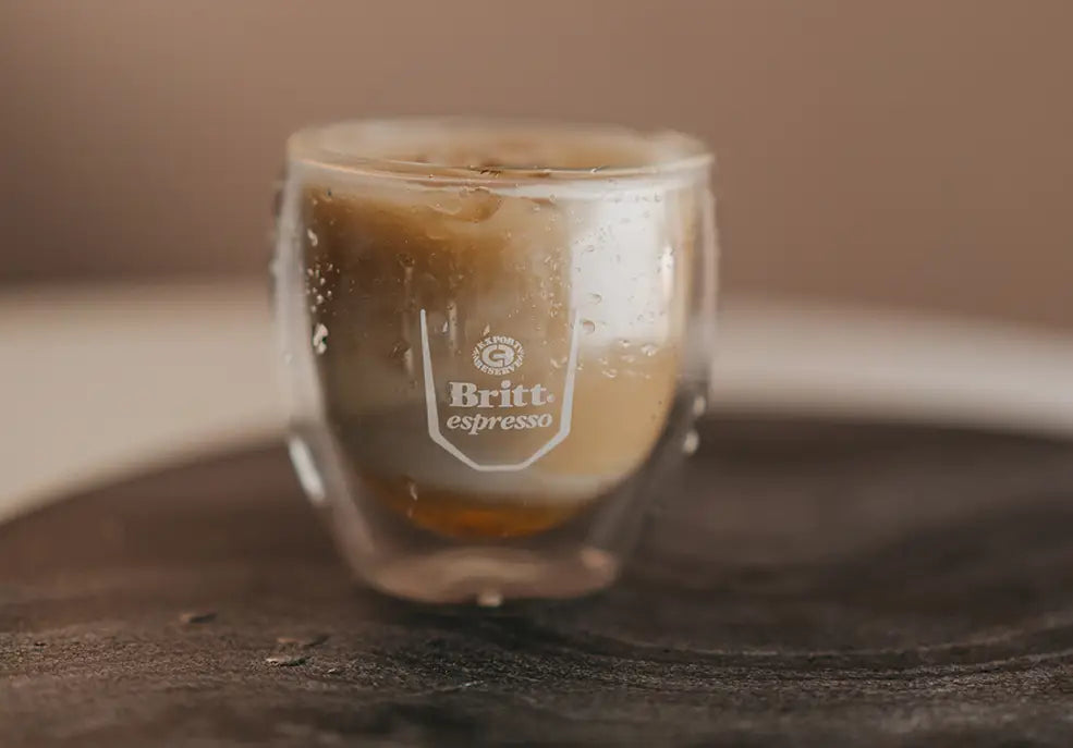 Iced Caramel Latte servido con hielo y espuma de leche.