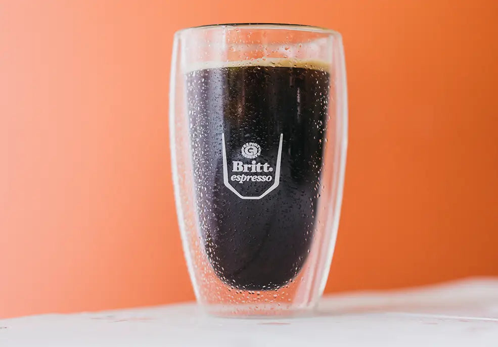 Iced Vainilla coffee en un vaso de vidrio de Café Britt