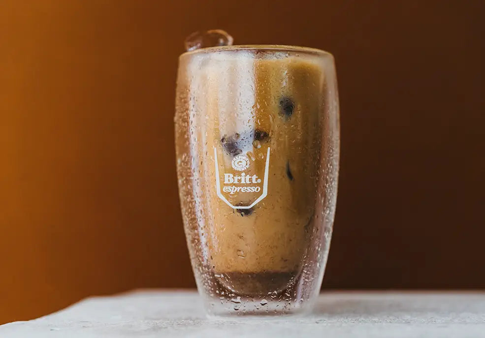 Keto Coffee preparado con café espresso, hielo y crema, servido en un vaso con el logo de Café Britt.