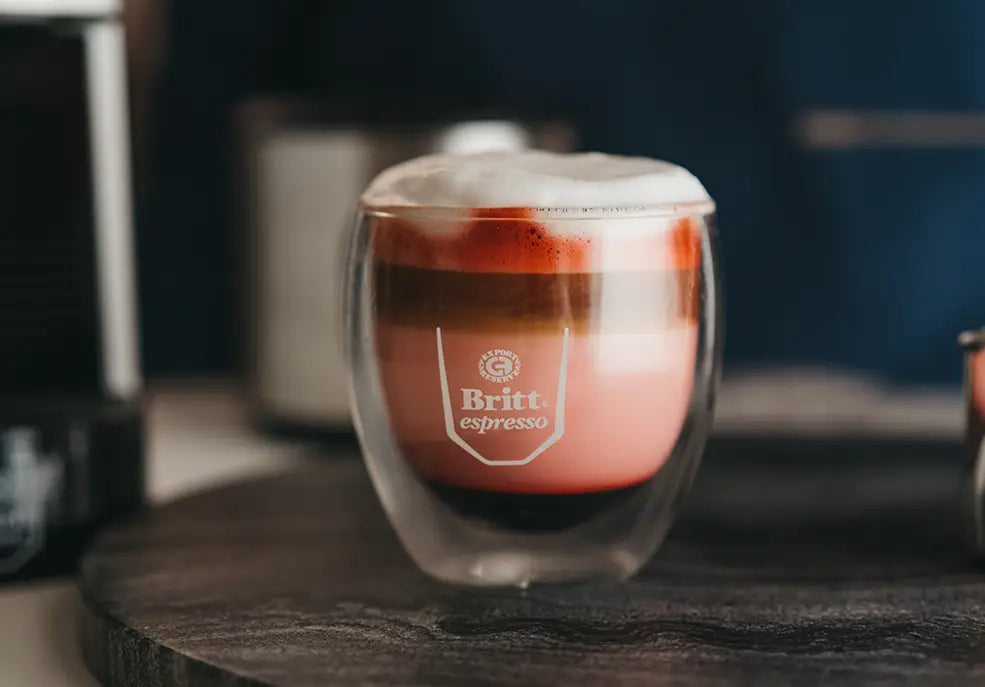 Cappuccino Red Velvet con crema batida