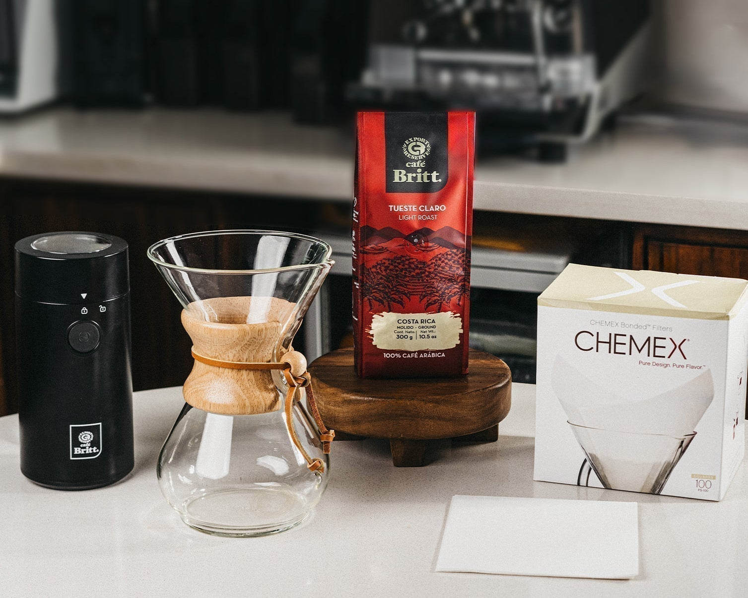 Equipo para preparar café con método Chemex junto a café molido Café Britt.