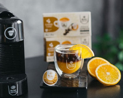 Iced Orange Espresso preparado con café espresso, hielo y rodajas de naranja.