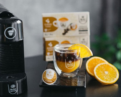 Iced Orange Espresso preparado con café espresso, hielo y rodajas de naranja.