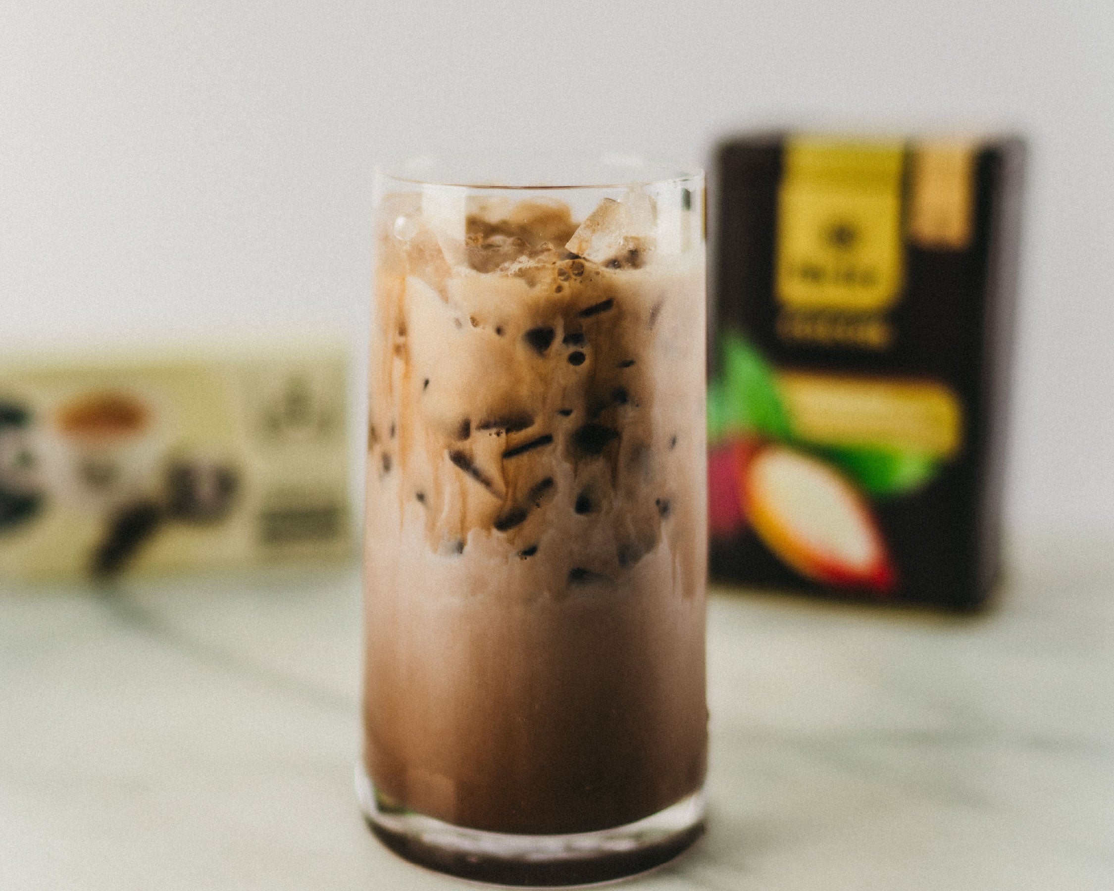 Un iced mocha en un vaso de vidrio.