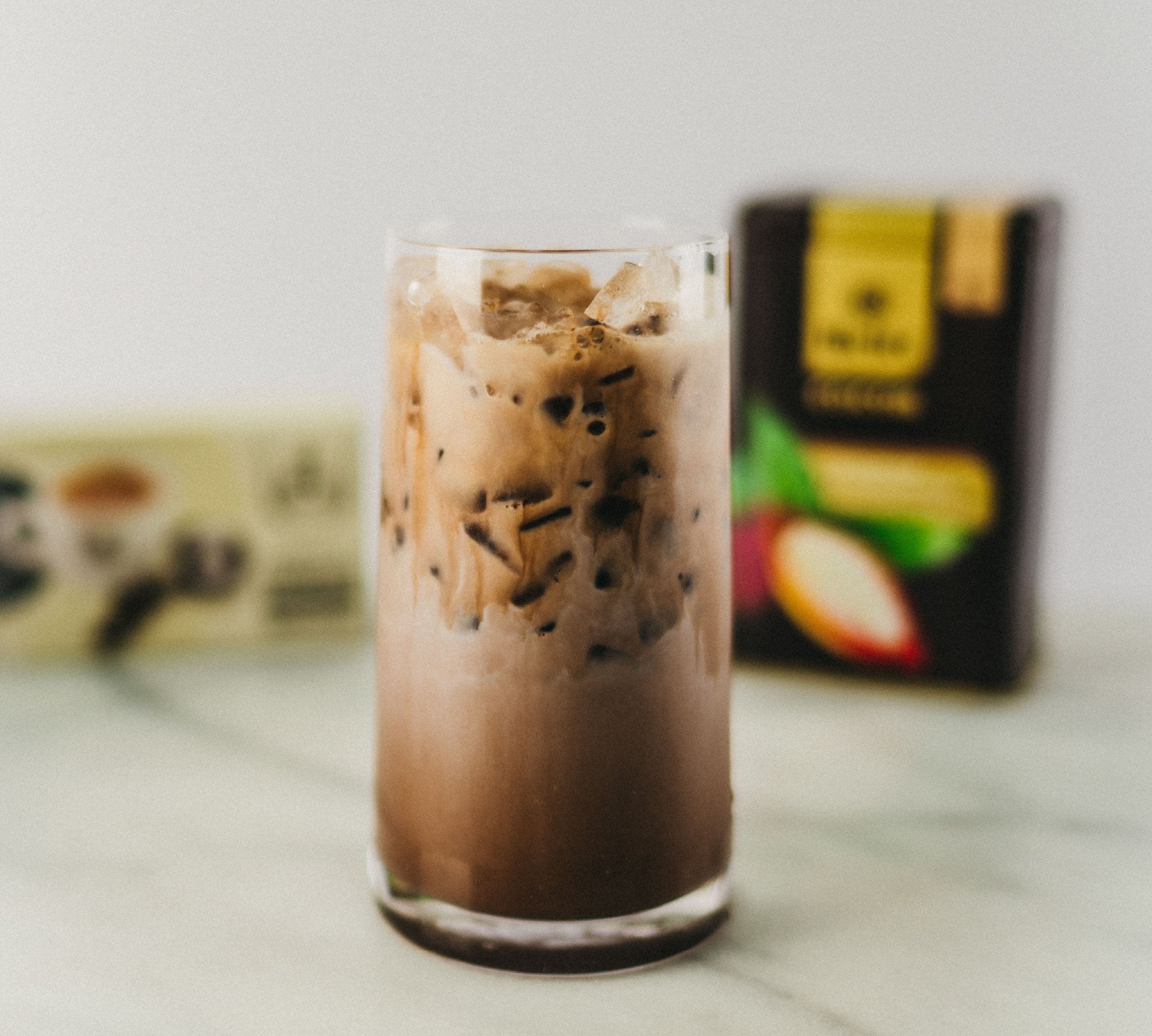 Un iced mocha en un vaso de vidrio.