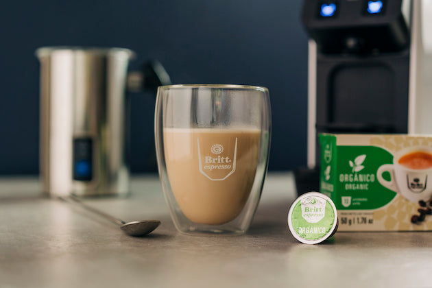 Latte de caramelo preparado con café espresso orgánico