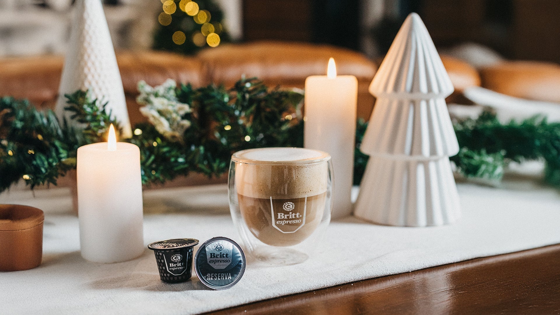Lime Crème Brûlée Espresso servido en vaso con cápsulas Café Britt y decoración navideña.