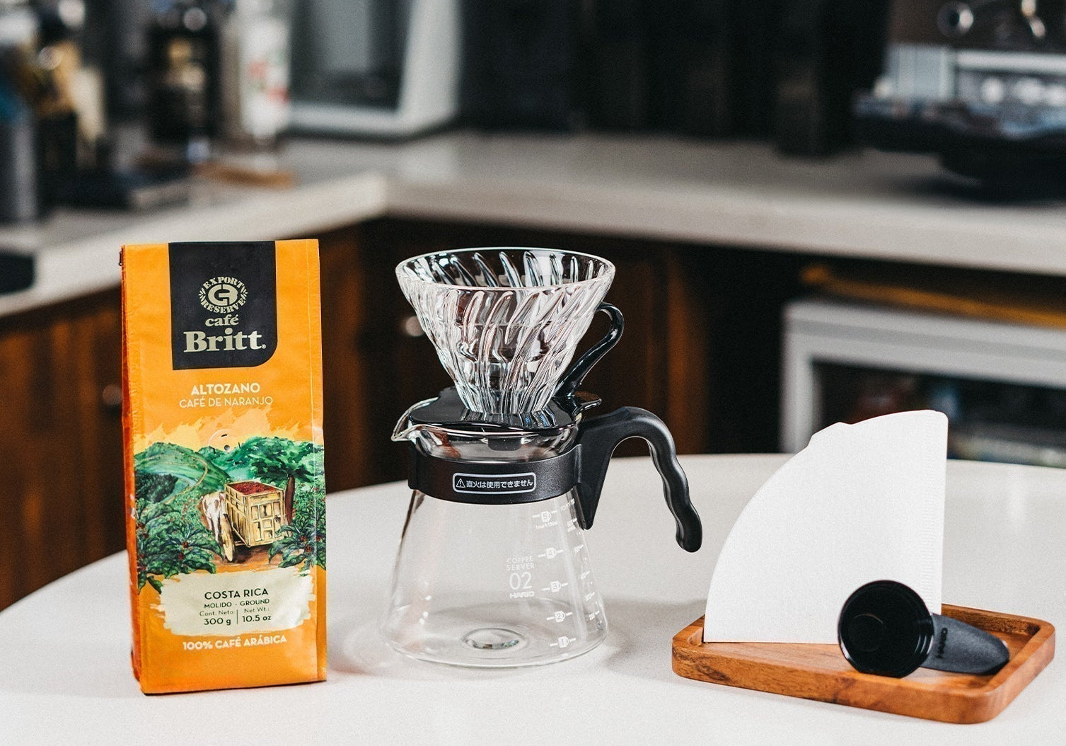 Equipo para preparar café con método V60, incluyendo filtro, cafetera y café Café Britt.
