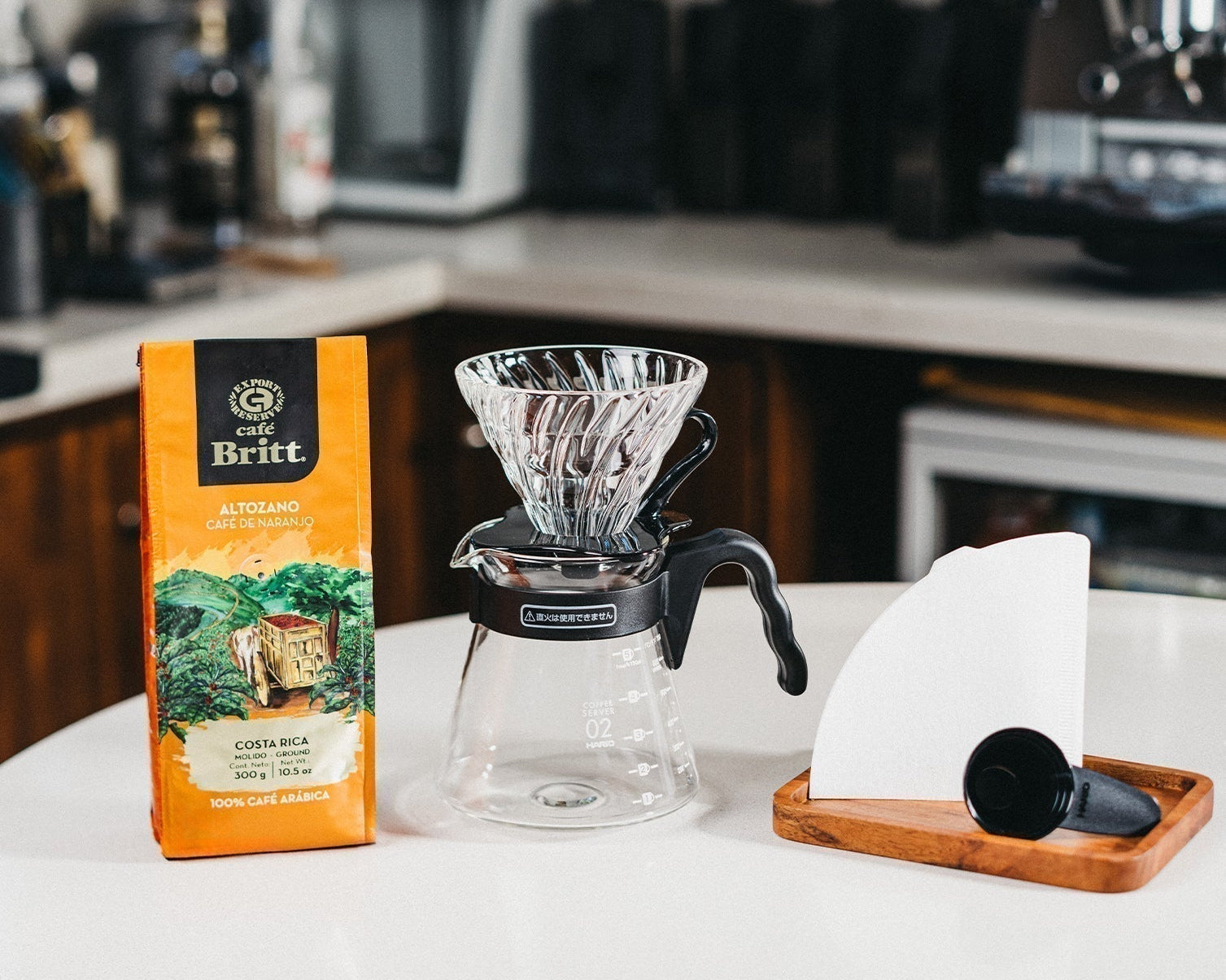 Equipo para preparar café con método V60, incluyendo filtro, cafetera y café Café Britt.