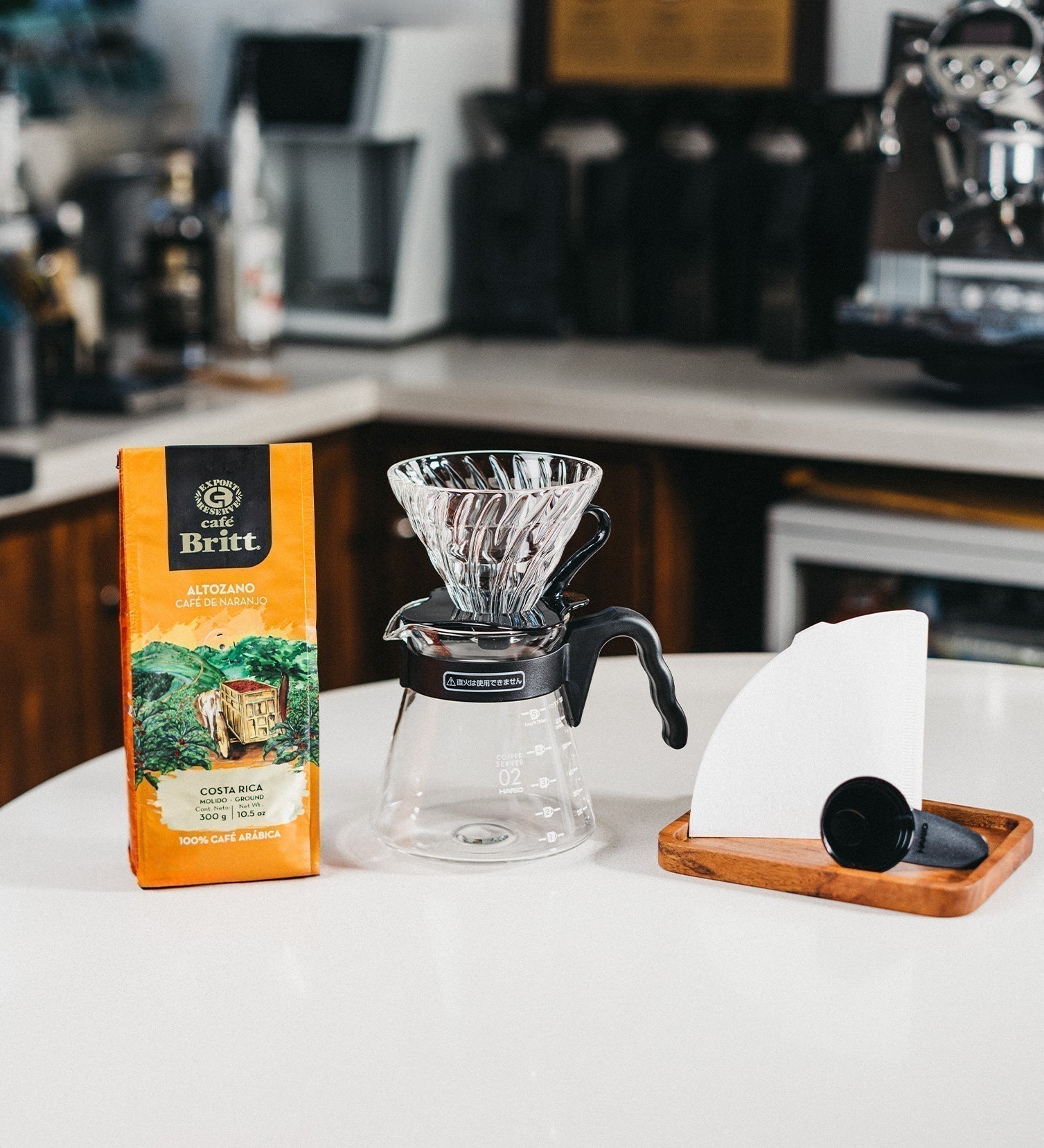 Equipo para preparar café con método V60, incluyendo filtro, cafetera y café Café Britt.