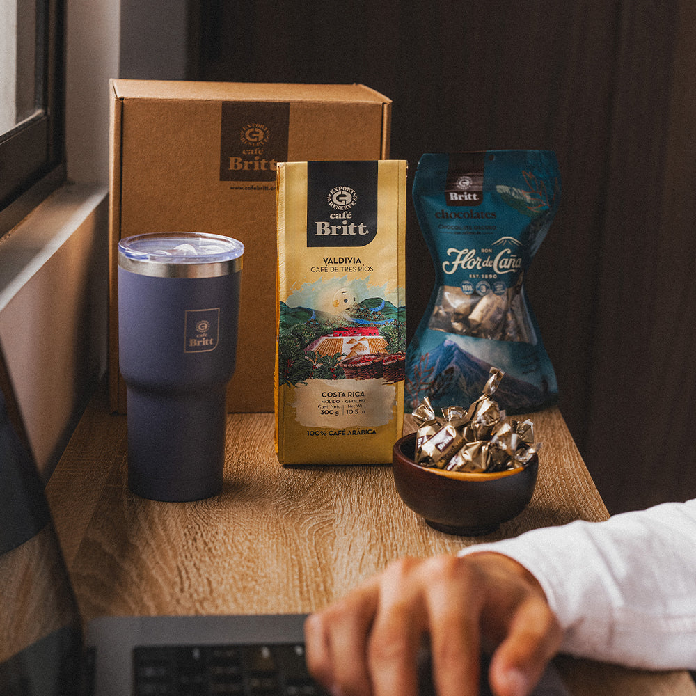 Tumbler térmico azul, bolsa de café tres ríos y chocolates con relleno de licor de flor de caña.
