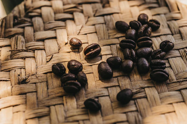 Granos de café “caracolillo” cubiertos de chocolate    